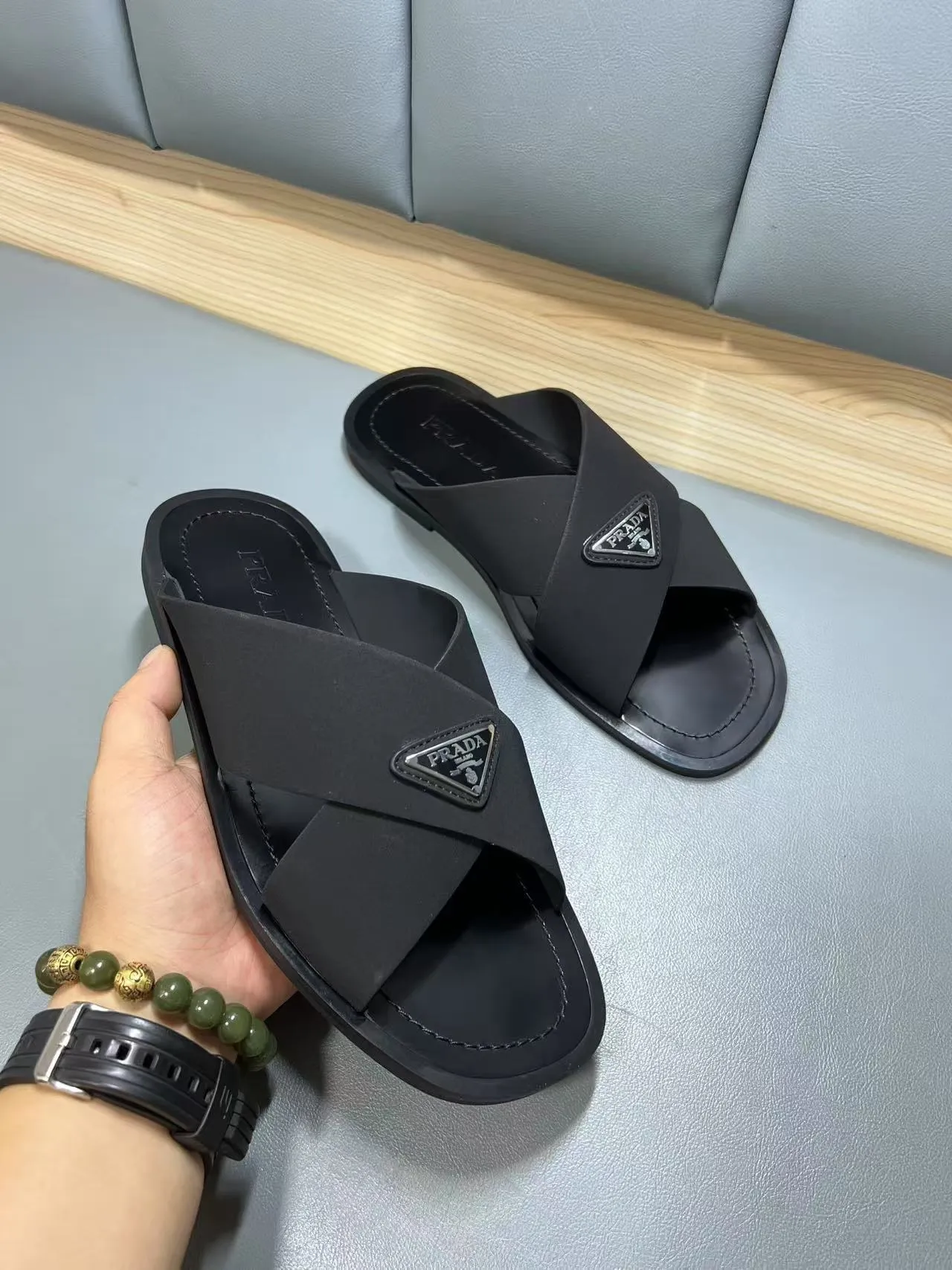 340💰PRADA Prada’s latest slippers are synchronized with the official website. This slipper is made of the brand’s unique and iconic Saffiano leather. The brand logo jumps out from the double straps, and the brand style is clearly visible. Cowhide gives men elegant charm and functional design, making it an ideal choice for vacation and leisure. Size:38-45